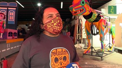 Artesanos en México se preparan para desfile más grande del Día de Muertos
