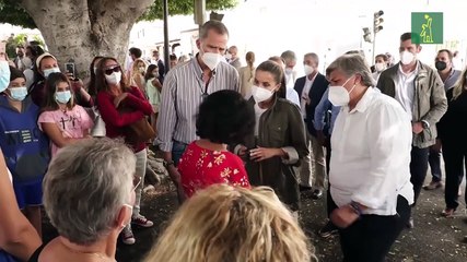 El volcán sigue su destrucción en La Palma, aunque la lava avanza lentamente