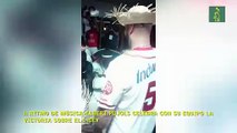 A ritmo de música Albert Pujols celebra con su equipo la victoria sobre el Licey