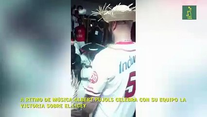 A ritmo de música Albert Pujols celebra con su equipo la victoria sobre el Licey