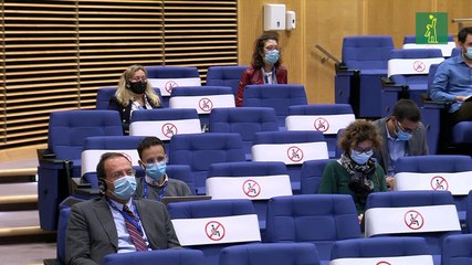 UE quiere imponer cargador universal para smartphones, pese a oposición de Apple