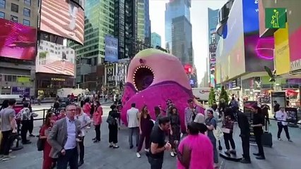Una llamativa obra en Times Square para proteger a todas las víctimas