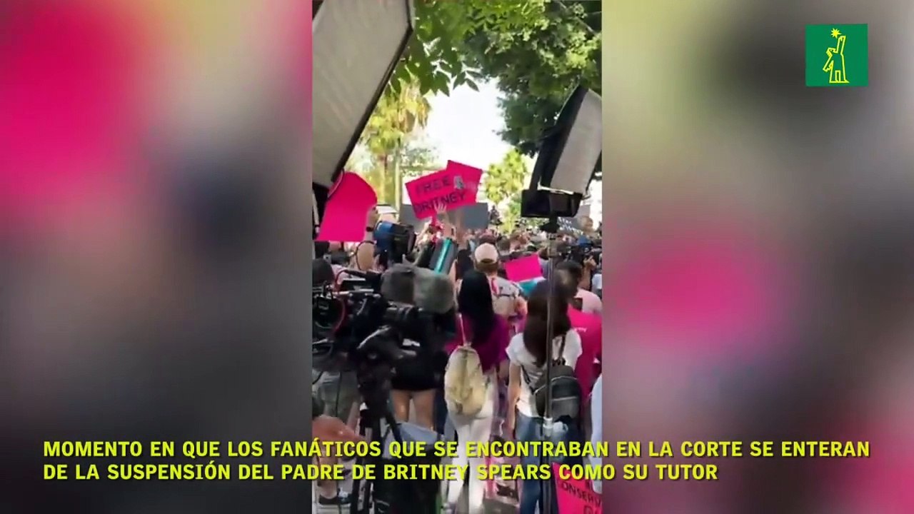 Momento en que los fanáticos que se encontraban en la corte se enteran de la suspensión del padre de Britney Spears como su tutor