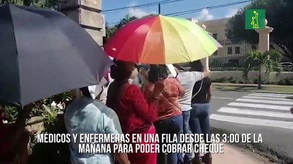 Médicos y enfermeras en una fila desde las 3:00 de la mañana para poder cobrar cheque