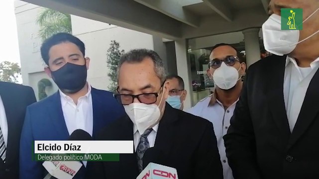 Familiares y amigos acuden a la funeraria a darle el último adiós al exdirector de Bienes Nacionales