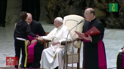 Niño de 10 años se acerca al papa Francisco y le pide su gorro