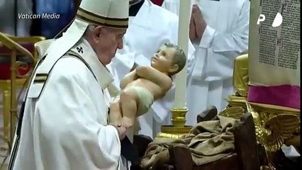 El papa llama a la humildad en la misa de Nochebuena