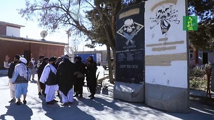 Talibanes exponen al público símbolos de su victoria en Afganistán