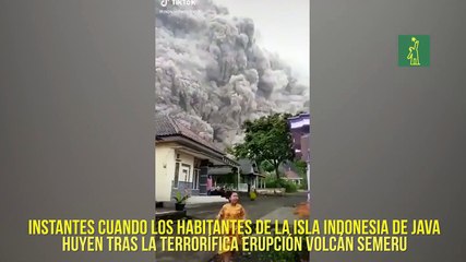 Instantes cuando los habitantes de la isla indonesia de Java huyen tras la terrorífica erupción volcán Semeru