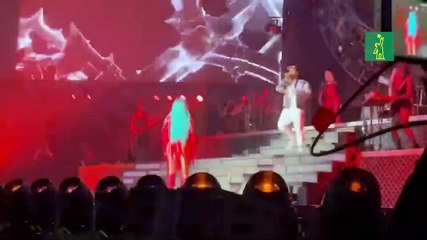 Anuel AA sorprende a Karol G al aparecer en su concierto