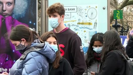 El Reino Unido anuncia primera muerte por ómicron y refuerza medidas