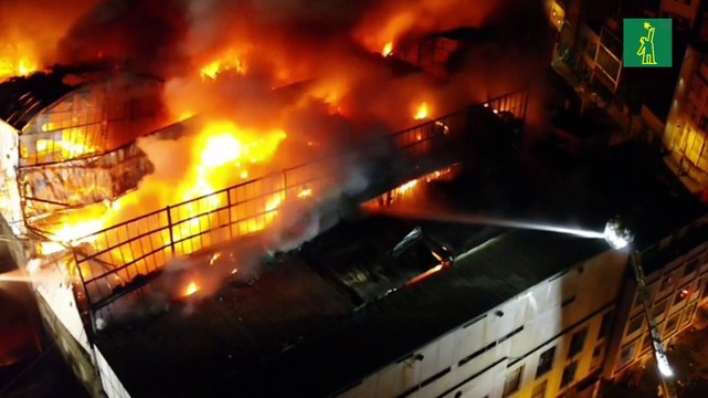 Bomberos controlan gran incendio en galería comercial limeña