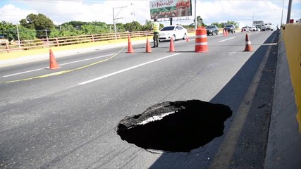 Largo taponamiento en autopista Duarte por socavón obligó a cerrar parte de elevado
