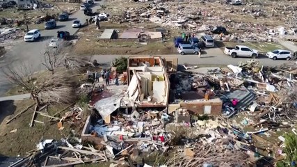 Cuadrillas comienzan titánica tarea de remover los escombros del tornado en EEUU
