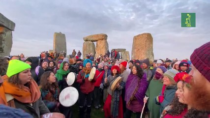 Un millar de personas se juntan en el Stonehenge para celebrar la noche más larga