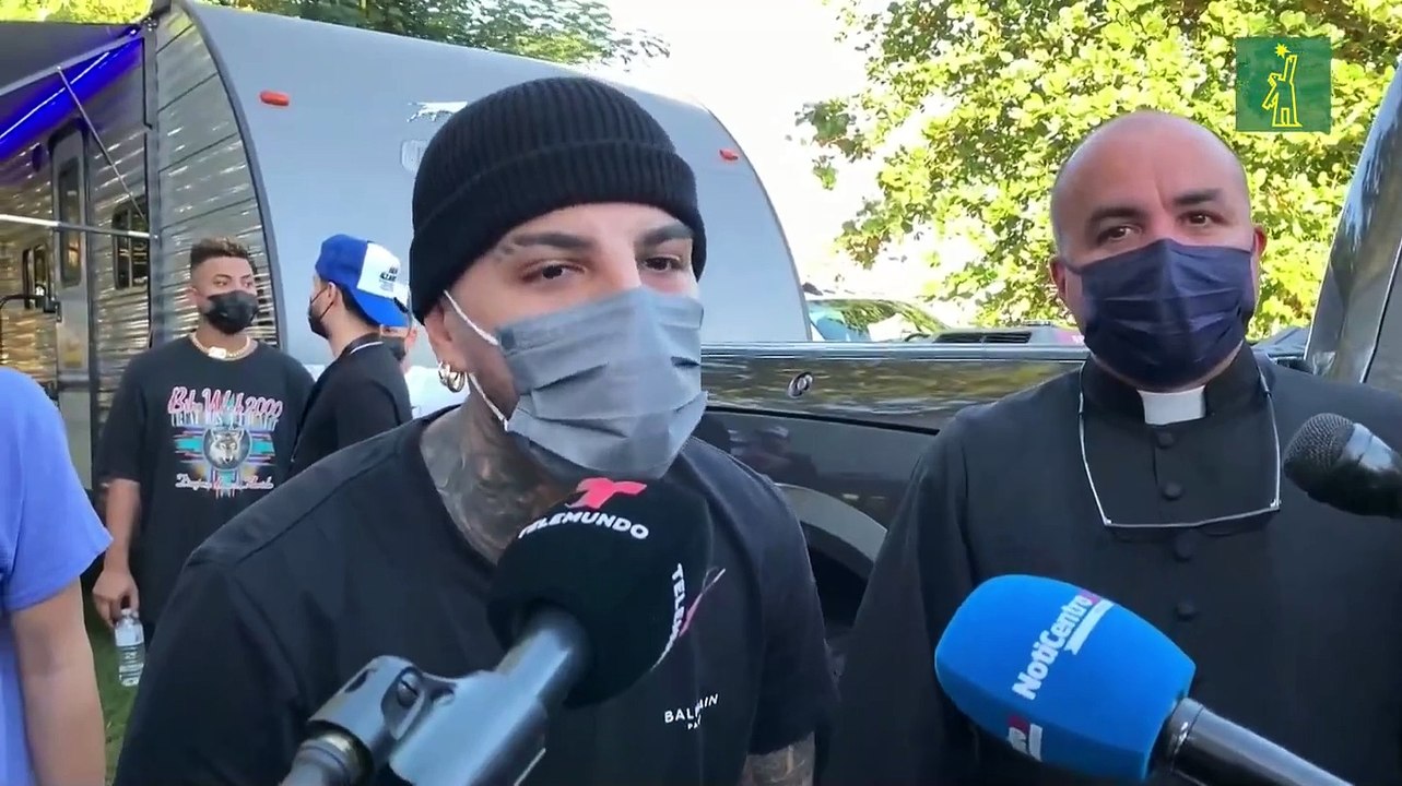 Rauw Alejandro repartió regalos en Puerto Rico en la víspera de Reyes