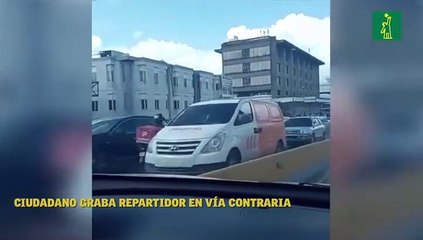Graban repartidor mientras conducía en vía contraria