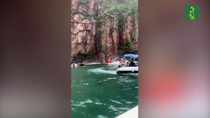 Momento en que parte de un acantilado se derrumba y golpea tres lanchas llenas de turistas en Brasil