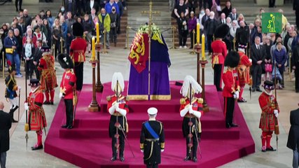 Carlos III y sus hermanos velan el féretro de su madre en Londres