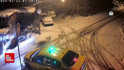 İstanbul Beykoz'da otomobilin taksi ve evlere çarptığı anlar kamerada