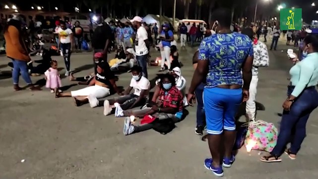 Feligreses acampan en las afueras de la Basílica de Higüey en la víspera del Día de la Altagracia