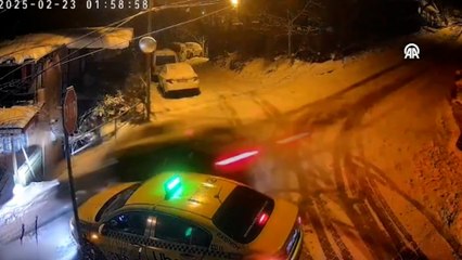 Beykoz'da buzlu yolda kayan otomobil bir taksi ile iki eve çarptı
