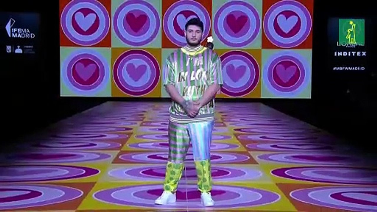 Agatha Ruiz de la Prada cierra su desfile con la bandera de Ucrania