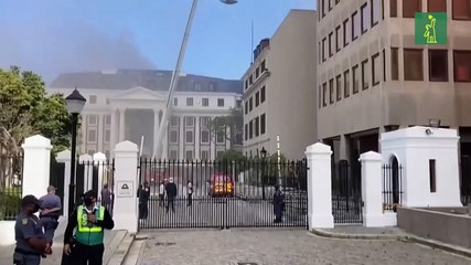 Un incendio se desata en el Parlamento de Sudáfrica