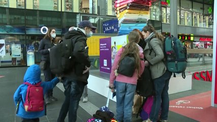Ucranianos cansados y emocionados llegan en tren a Berlín