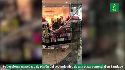 Se desploma un pedazo de plafón del segundo piso de una plaza comercial en Santiago