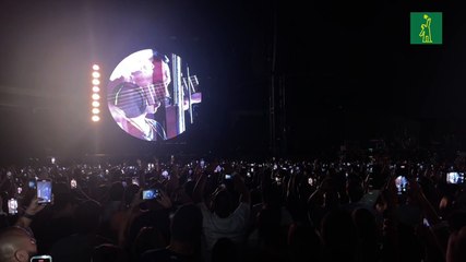 Chris Martin, de Coldplay, versiona con su guitarra la emblemática canción "Bachata Rosa", de Juan Luis Guerra en el Estadio Olímpico