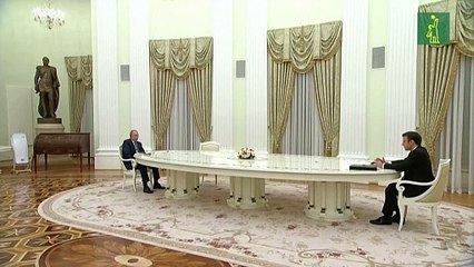 Macron dice a Putin que espera "iniciar una desescalada" de crisis en Ucrania