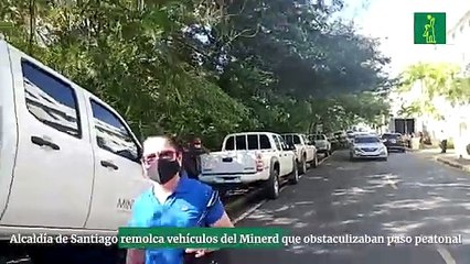 Alcaldía de Santiago remolca vehículos del Ministerio de Educación por obstaculizar paso peatonal