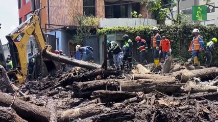 Socorristas buscan víctimas en cancha arrasada por mortal aluvión en Quito