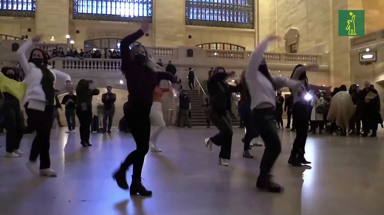 Decenas de bailaoras se toman la icónica Grand Central Station de Nueva York