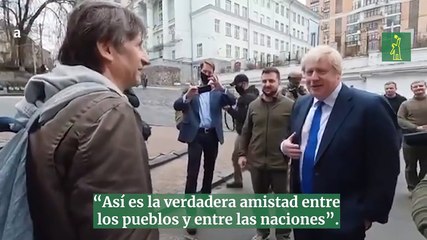 Boris Johnson y Zelensky caminaron por el centro de Kiev y hablaron con sus habitantes