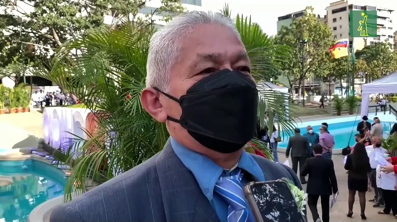 Con boda múltiple parejas venezolanas celebraron el día de San Valentín en una plaza de Caracas