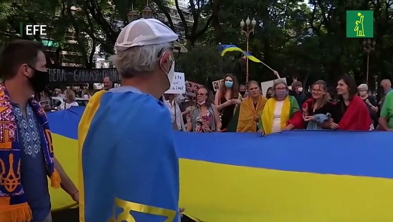 Cientos de ucranianos protestan frente a embaja...