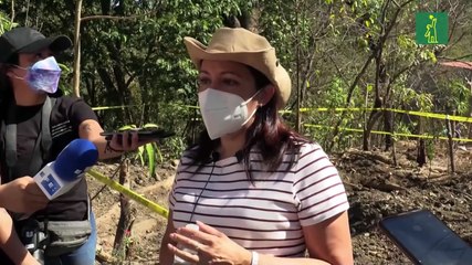 Grupo de forenses continúan la busqueda de restos de víctimas de masacre salvadoreña