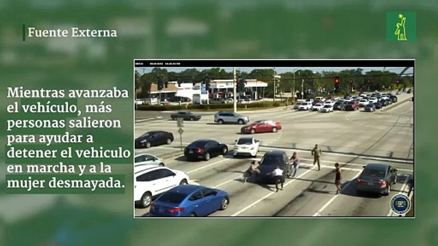 Una mujer se desmayó en su vehículo mientras manejaba.