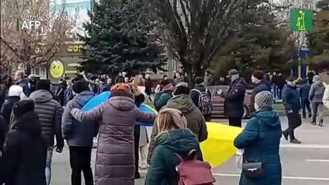 Intensos bombardeos rusos y éxodo de ucranianos...