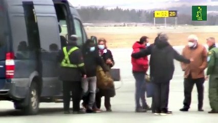 Sale de San Juan de Terranova el avión con marineros del Villa de Pitanxo