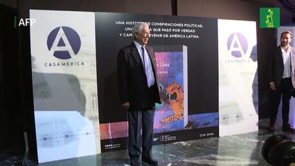 Vargas Llosa "evoluciona favorablemente" tras hospitalización en Madrid por covid