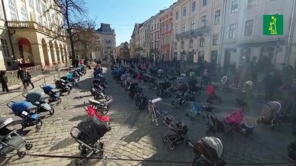 Carritos de bebé en Léopolis para conmemorar a los niños fallecidos durante la invasión rusa