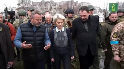 Von der Leyen y Borrell visitan una fosa común en Bucha durante viaje a Kiev