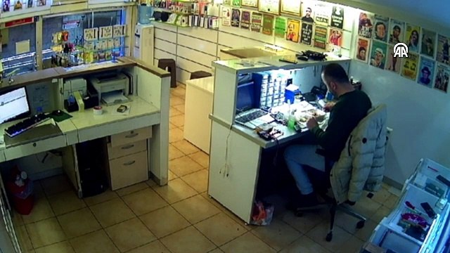 Rize'de cep telefonu bataryasının patlama anı güvenlik kamerasına yansıdı