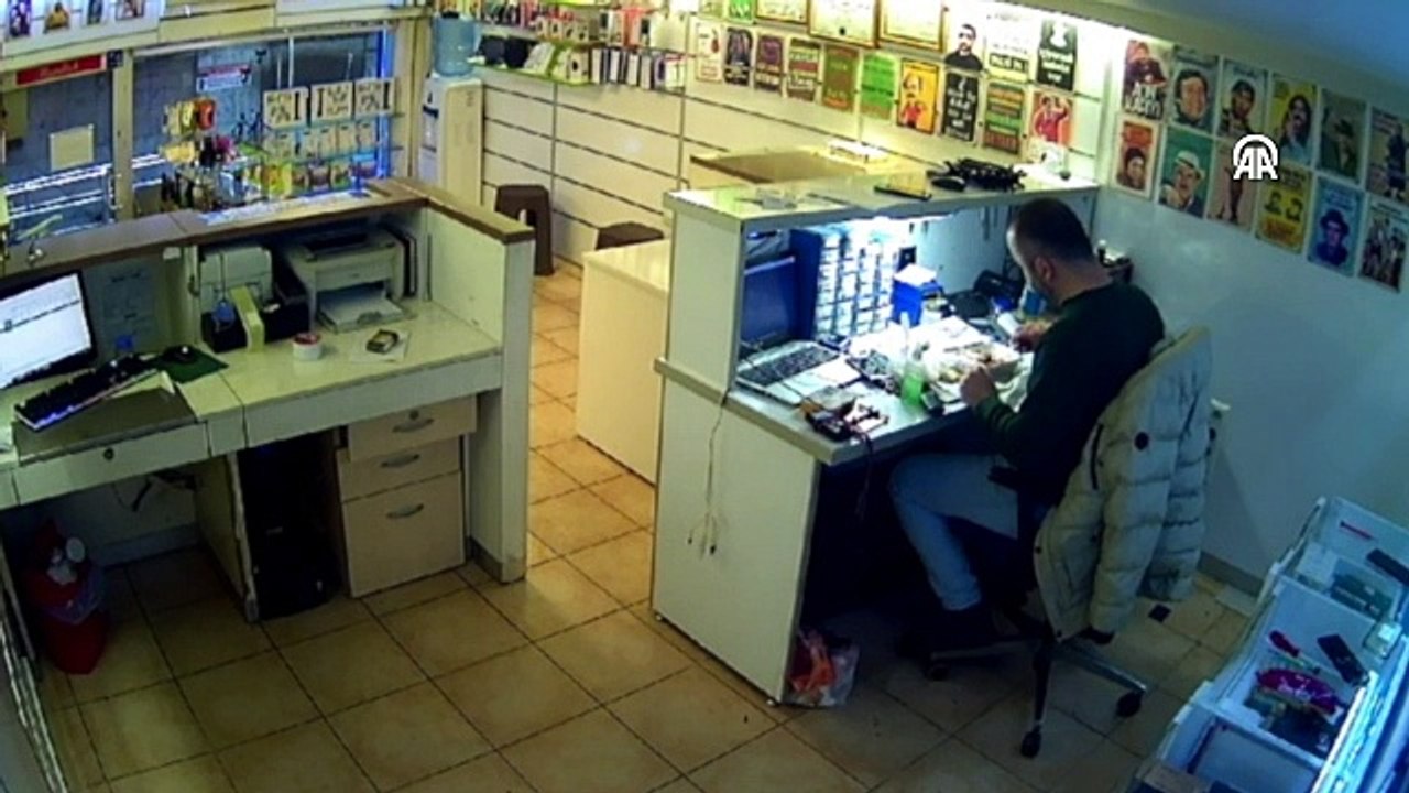Rize'de cep telefonu bataryasının patlama anı güvenlik kamerasına yansıdı