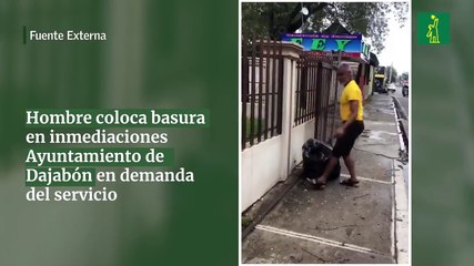 Hombre coloca basura en inmediaciones Ayuntamiento de Dajabón en demanda del servicio