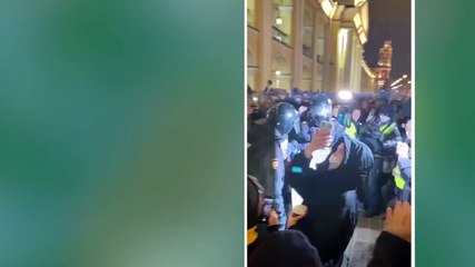 Policías rusos arrestan niños  y ancianos en las protestas  contra la guerra en Ucrania.