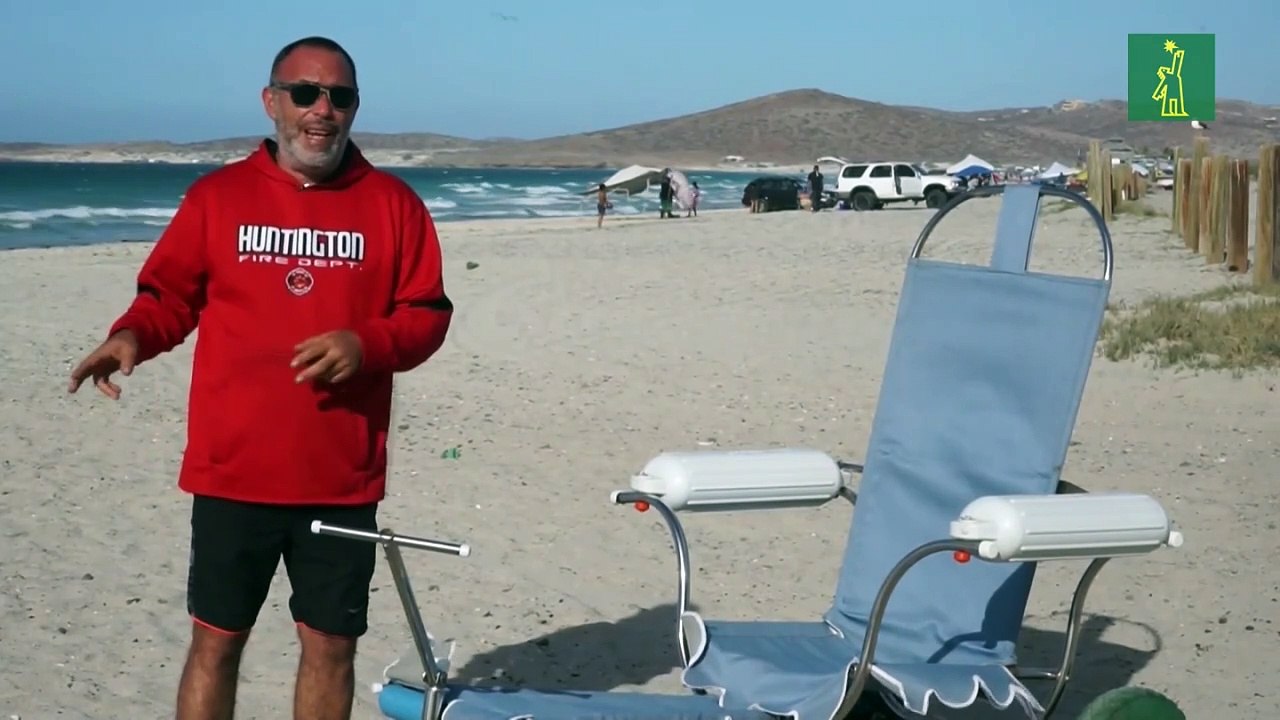 Crean silla anfibia para que personas con discapacidad gocen la playa